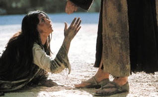 Cena de Maria Madalena e Jesus no filme ‘A Paixão de Cristo’. (Foto: Reprodução/20th Century Fox)