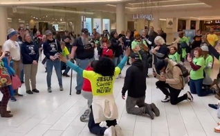 Manifestantes no Mall of America vestindo camisetas “Jesus Salva”. (Foto: Reprodução/Twitter/Alpha News)