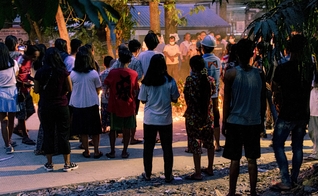 Pessoas reunidas em Yangon, Mianmar. (Foto: Ilustração/Unsplash/Zinko Hein)