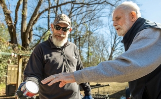 Rodney Howard e Dave Joslin discutem os diferentes tipos de metais e como decifrá-los. (Foto: Reprodução/IMB)