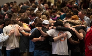 Alunos da universidade em culto de adoração. (Foto: Reprodução/Facebook/Cedarville University)