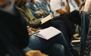 Jovens universitários. (Foto: Ilustração/Sincerely Media/Unsplash)