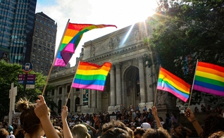 Pessoas carregam a bandeira utilizada como símbolo LGBT. (Foto: Pixabay)