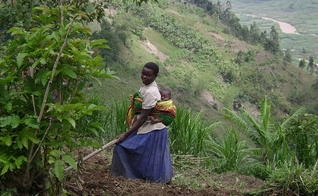 Mulher e bebê em Ruanda. (Foto: Reprodução/Lramkin/Wikimedia Commons)