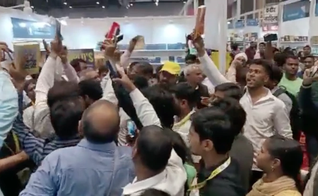 Momento em que os manifestantes protestavam contra os cristãos. (Foto: Reprodução/Facebook)