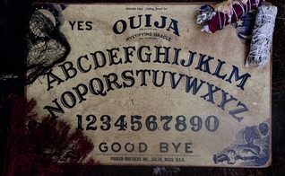 Imagem de um tabuleiro Ouija. (Foto: Pexels/Emily MacDonald)