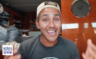 Ator Carlos PenaVega em entrevista à CBN News. (Foto: Reprodução/YouTube/CBN News)