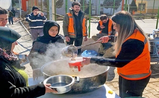 Missionários na Turquia servindo às vítimas do terremoto. (Foto: Reprodução/FMI)