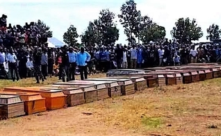 Enterro de cristãos em uma aldeia na Nigéria. (Foto: Reprodução/Facebook/Morning Star News)