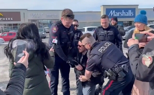 Pastor Derek Reimer sendo detido por policiais. (Foto: Captura de tela/Vídeo Fox News)