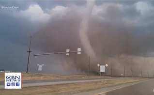 Tornados devastaram bairros no país. (Foto: Reprodução/CBN News)