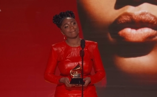 Samara Joy na premiação do Grammy. (Foto: Reprodução/YouTube/Recording Academy/GRAMMYs)