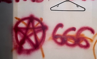 Vandalismo na parede da igreja nos EUA. (Foto: Reprodução/Facebook/Andrew McClung WCYB)