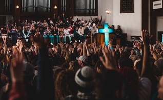 Jovens adorando a Deus no avivamento em Asbury. (Foto: Instagram/Asbury University)