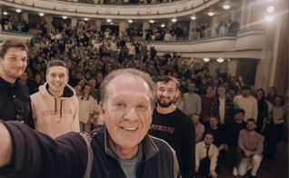 Evangelista J. Mikel French com jovens em uma congregação. (Foto: Reprodução/Assemblies of God)