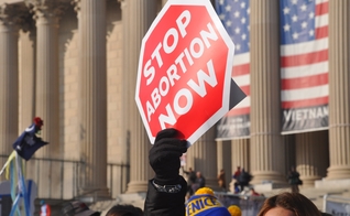 Manifestação pró-vida nos EUA. (Foto: Reprodução/Unsplash/Maria Oswalt)