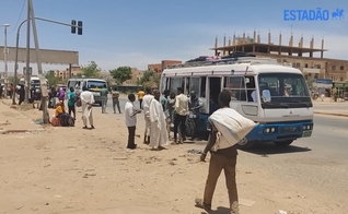 Cidadãos sudaneses deixam o país por causa dos conflitos. (Foto: Captura de tela/YouTube Estadão)