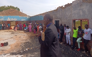 Culto na igreja queimada por militares Fulani. (Foto: Reprodução/International Christian Concern)