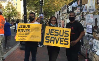 Membros do Jesus Saves Signs. (Foto: Captura de tela/Vídeo Site Jesus Saves)