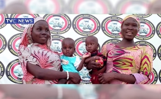 Jovens resgatadas de sequestro na Nigéria. (Foto: Reprodução/YouTube/TVC News Nigeria)