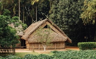Os vizinhos e o governo pressionam a família a negar Jesus. (Foto: Ilustração/Portas Abertas)