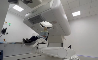 Paciente com câncer em terapia de prótons. (Foto: Captura de tela/Vídeo The Times of Israel)