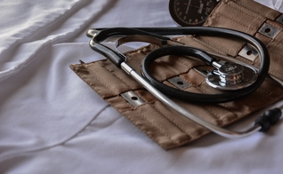 Profissionais da saúde buscam proteger os menores de procedimentos trans. (Foto: Reprodução/Unsplash/ Marcelo Leal)
