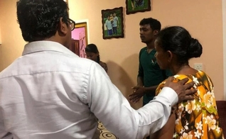 Líder cristão é espancado no Sri Lanka por fazer culto doméstico. (Foto representativa: Portas Abertas)