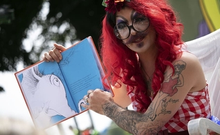 Drag queen contando história. (Foto representativa: Piqsels)