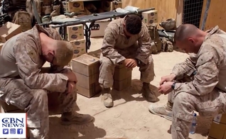 Fuzileiros navais orando na região da guerra. (Foto: Reprodução/CBN News)