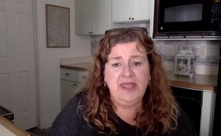 Susanne Seymore relembrou o seu testemunho de milagres. (Foto: Reprodução/YouTube/ISN – It's Supernatural! Network)