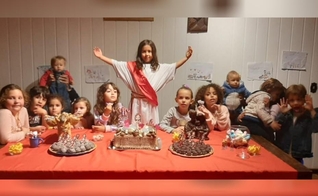 Lis e seus convidados em sua festa de aniversário. (Foto: Reprodução/Twitter/Giulia Araújo)