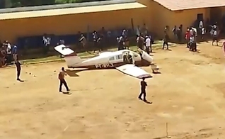 O avião no momento da queda. (Foto: Reprodução/G1)