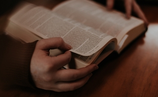 A Bíblia foi considerada apropriada como material de ensino para crianças. (Foto: Reprodução/Unsplash/Priscilla Du Preez)