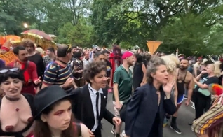 Evento de transgêneros e drag queens nos EUA. (Foto: Captura de tela/Vídeo Twitter Rep. Marjorie Taylor Greene)