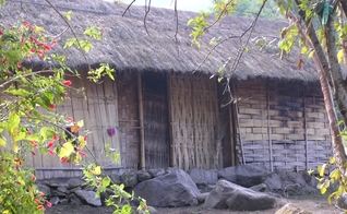 Casa de idosa é destruída por causa da fé em Cristo. (Foto: Reprodução/Portas Abertas)