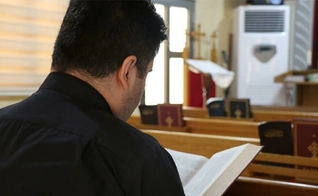 Homem lendo a Bíblia no Líbano. (Foto representativa: Portas Abertas)