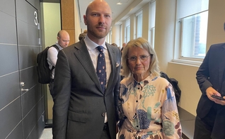 Päivi Räsänen e seu advogado Paul Coleman, da ADF International. (Foto: ADF Internacional).