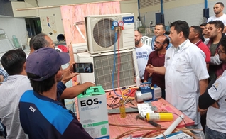 Dr. Frio — de jaleco branco — capacita espiritualmente e profissionalmente pessoas em sua comunidade. (Foto: Notícias Adventistas)