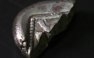 A moeda de prata rara encontrada na escavação. (Foto: AAI/Emil Aladjem)