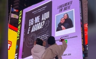 Exibição da capa na Times Square. (Foto: Arquivo pessoal)