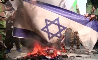 Bandeira israelense sendo queimada por iranianos. (Captura de tela: YouTube/City News)