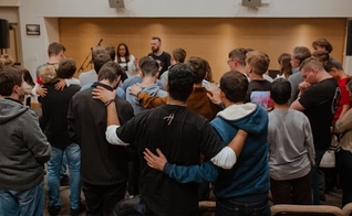 Imagem ilustrativa de grupo em oração. (Foto: adrianna geo/Unsplash)
