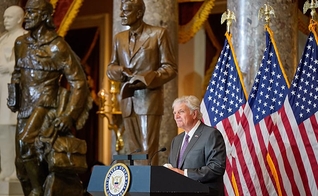 Franklin Graham em frente à estátua de seu pai no National Statuary Hall. (Foto: BGEA)