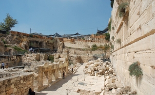 Sítio arqueológico no entorno do Monte do Templo, em Jerusalém. (Foto: Wikimedia Commons/David King)