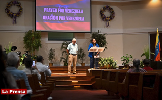 Cristão orando pela nação. (Foto: Reprodução/YouTube/Diario La Prensa - Premium)