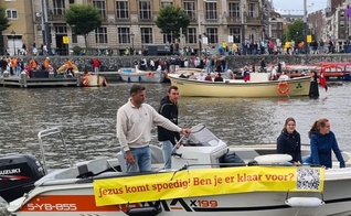 A equipe da Fundação Shofar evangelizou no evento marítimo Sail Amsterdam. (Foto: Instagram/Evangelisatie Sjofar).