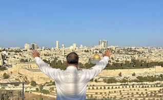 Joel Engel orando por Jerusalém. (Foto: Ministério Engel)
