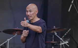 Francis Chan prega sobre coragem para o aceitar o envio missionário no The Send. (Foto: Reprodução/YouTube/Dunamis Movement)
