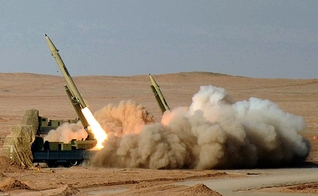 Míssil iraniano disparado em exercício militar. (Foto: Wikimedia Commons/Hossein Velayati)